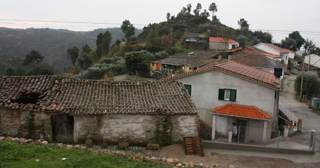 Vista parcial da aldeia de Ermidas, na freguesia de Bouçoães