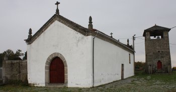 Igreja de Nossa Senhora da Ribeira e torre romana, na aldeia de Lampaça, freguesia de Bouçoães