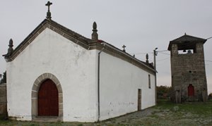 Igreja matriz da Senhora da Ribeira e torre medieval, na aldeia de Lampaça