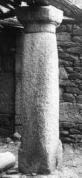 Marco miliário utilizado como coluna de uma varanda da Abadia de  Bouçoães
