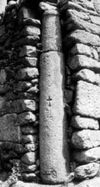 Marco miliário utilizado como coluna de uma varanda da Abadia de  Bouçoães