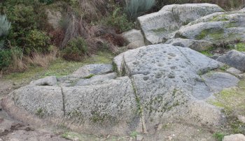 Aspecto do castro de Nossa Senhora da Ribeira, situado na aldeia de Lampaça, freguesia de Bouçoães.