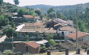 Vista da aldeia de Ermidas, anexa da freguesia de Bouçoães, concelho de Valpaços