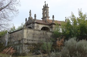 Capela de Santo António, na aldeia abandonada de Picões, freguesia de Bouçoães