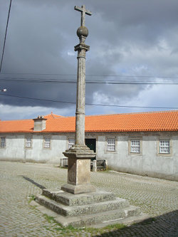 Cruzeiro de Vilartão com o Solar dos Morgados ao fundo, freguesia de Bouçoães.